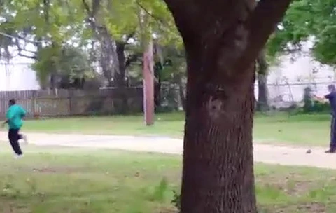 Video gây sốc cảnh sát Mỹ bắn 8 phát vào lưng một người da màu