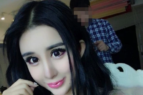 "Hot girl" Trung Quốc phẫu thuật như búp bê để giành lại bạn trai