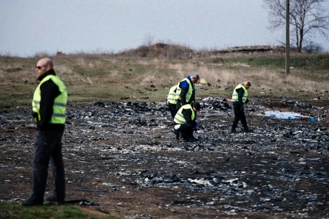 Các điều tra viên Hà Lan tại hiện trường vụ rơi máy bay MH17 của Malaysia Airlines ở Ukraine. (Nguồn: AFP)