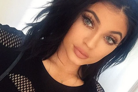 Giới trẻ Mỹ phát cuồng vì đôi môi mọng của cô em nhà Kardashian