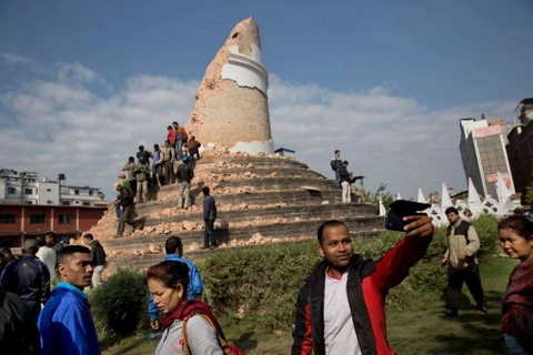 Phẫn nộ với cảnh chụp selfie trong vụ động đất ở Nepal