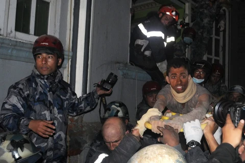 Động đất ở Nepal: Sống sót thần kỳ sau 80 tiếng kẹt trong đống đổ nát