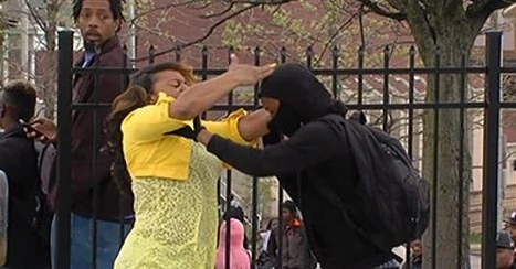 Bà mẹ nổi giận đánh đứa con trai tham gia bạo loạn ở Baltimore
