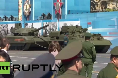Video siêu tăng T14 Armata chết máy khi đang tập duyệt binh