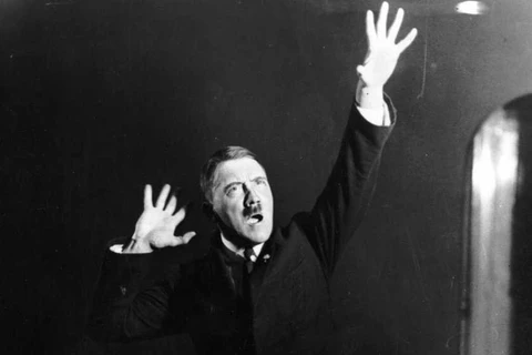 Adolf Hitler đã thôi miên mọi người bằng tài hùng biện như thế nào