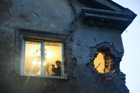 Một ngôi nhà bị dính đạn pháo trong các cuộc giao tranh ở Ukraine. (Nguồn: AFP)