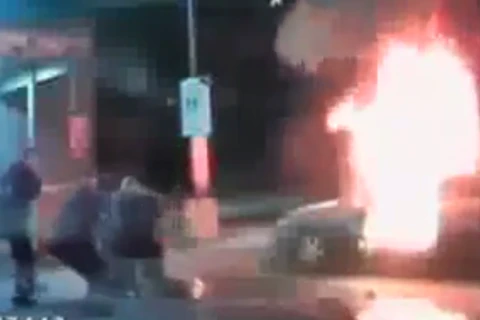 [Video] Người đàn ông gọi cảnh sát tới rồi châm lửa tự thiêu