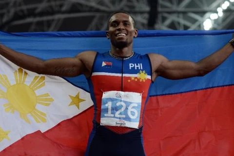 VĐV lai Mỹ của Philippines mặc áo có hình quốc kỳ in ngược