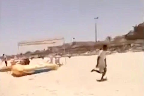 Video kinh hoàng trong vụ "tắm máu" tại bãi biển ở Tunisia
