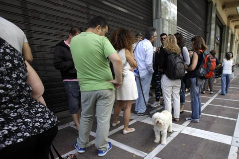 Người dân Hy Lạp đứng xếp hàng trước cửa ngân hàng khóa trái, hình ảnh nói lên cuộc khủng hoảng tài chính đã đến mức không thể cản nổi của nước này (Nguồn: AP)