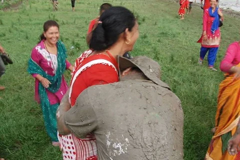 Bức ảnh được cho là ông Hari Prasad Parajuli đang có hành vi sàm sỡ một phụ nữ (Nguồn: ​OnlineKhabar)