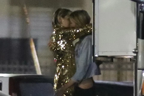 Miley Cyrus hôn say đắm "thiên thần nội y" Stella Maxwell