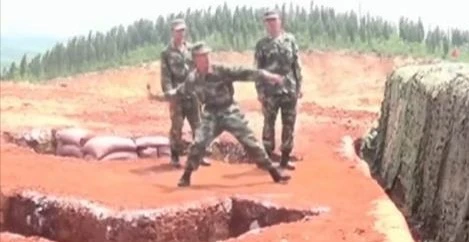 Binh sĩ Trung Quốc rút nhầm chốt an toàn quả lựu đạn trong buổi tập