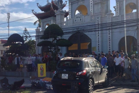 Tàu hỏa đâm ôtô ngay trước cổng chùa, 6 người thương vong