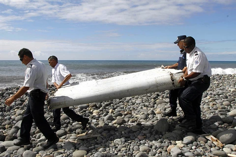 Mảnh vỡ máy bay nghi của MH370 đã được đưa dến Pháp