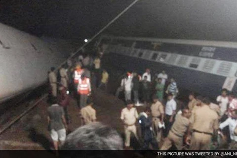 Ấn Độ: Hai đoàn tàu trật ray cùng lúc, hàng chục người chết