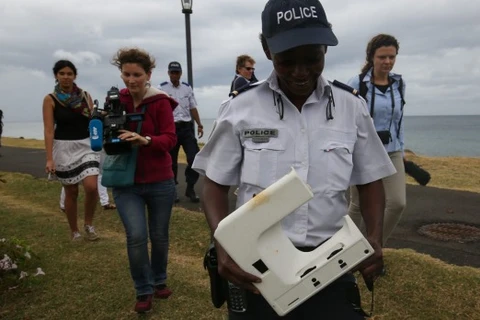Malaysia thu được cửa sổ, đệm ghế nghi của MH370 ở Reunion
