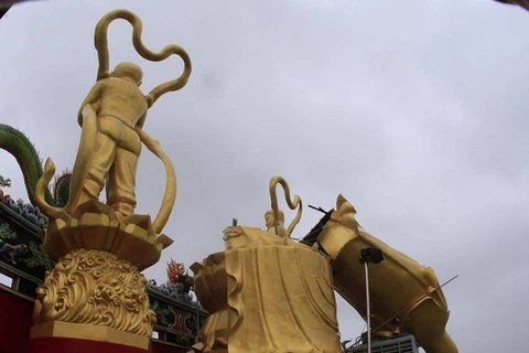 Siêu bão Soudelor quật đổ tượng Phật Bà Quan Âm ở Đài Loan