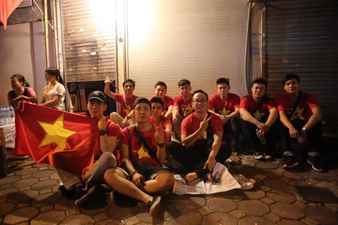 [Photo] Người dân thức đêm trên hè phố đợi đoàn diễu binh