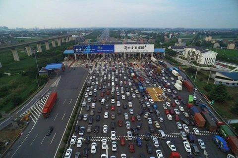 Choáng với cảnh tắc đường 3km trên cao tốc ở Trung Quốc