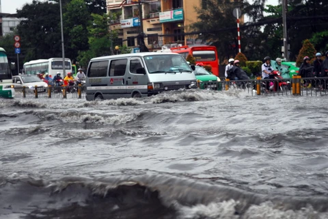 [Photo] Đường phố TP.HCM thành biển nước sau cơn mưa lớn