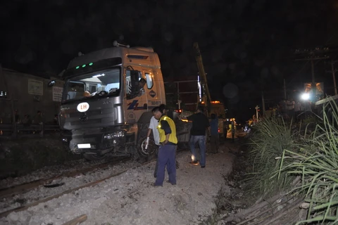 Cố băng qua đường sắt, hai thanh niên bị tàu cán thiệt mạng 