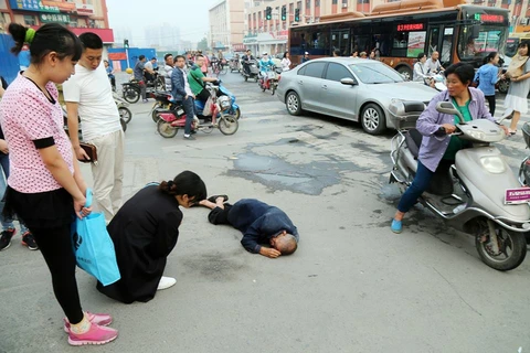Vì sao dân Trung Quốc không cứu giúp người đi đường gặp nạn? 