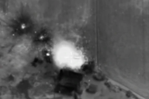 Video Không quân Nga tấn công "cơ sở của IS" vào ban đêm