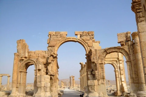 Bị Nga không kích, IS vẫn đánh sập khải hoàn môn tại Palmyra