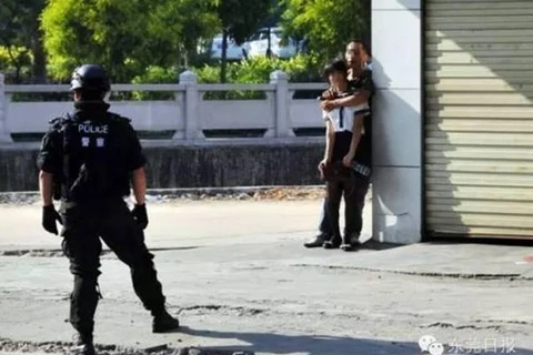 [Photo] Cảnh sát Trung Quốc bắn chết kẻ kề dao vào cổ con tin