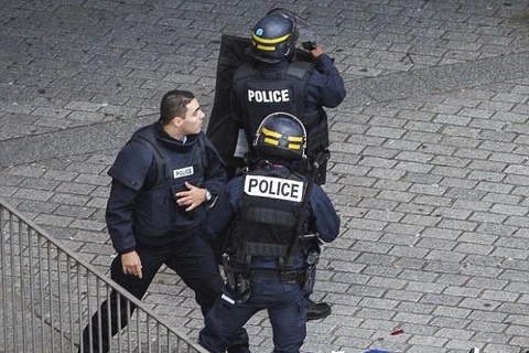 Người phụ nữ đánh bom tự sát là vợ của chủ mưu tấn công Paris?