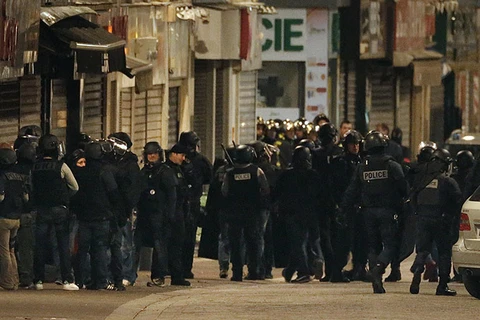 Cảnh sát Pháp tấn công dữ dội truy bắt chủ mưu đánh bom Paris