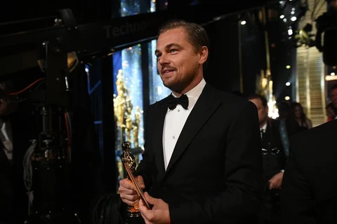 Leonardo DiCaprio cùng tượng vàng Oscar đầu tiên của anh tại khu vực phía sau sân khấu (Nguồn: ABC)