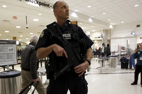 Sơ tán khẩn tại sân bay Atlanta vì nghi có bom, có tiếng súng nổ
