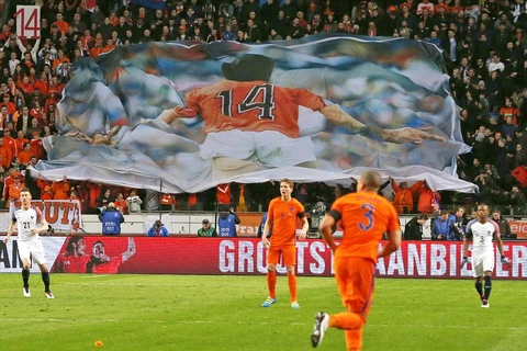 Trận Hà Lan-Pháp gián đoạn để tôn vinh Johan Cruyff