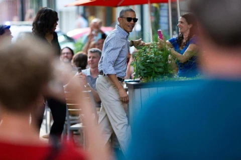 Dân Mỹ thích thú với hình ảnh ông Obama dẫn vợ đi ăn tiệm