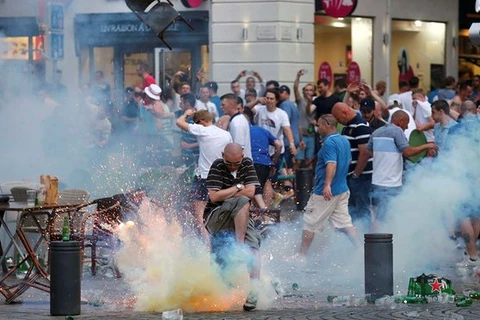 Châu Âu bị sốc với cảnh hooligans Anh làm loạn tại EURO 2016