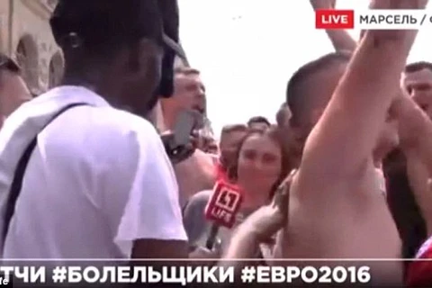 EURO 2016: Cổ động viên Anh đổ bia lên đầu nữ phóng viên Nga