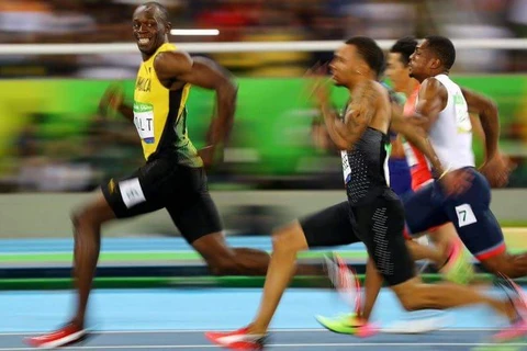 Usain Bolt biến đối thủ thành trò cười trên đường chạy 100m