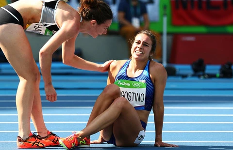 Khoảnh khắc xúc động nhất Olympic của 2 nữ VĐV chạy 5000m