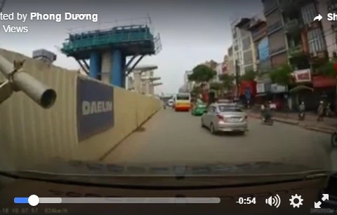 [Video] Thanh dàn giáo văng ra đường, suýt chọc thủng kính ôtô