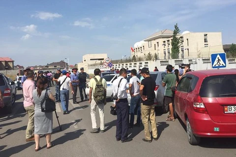 Video đại sứ quán Trung Quốc ở Kyrgyzstan bị tấn công bằng bom xe