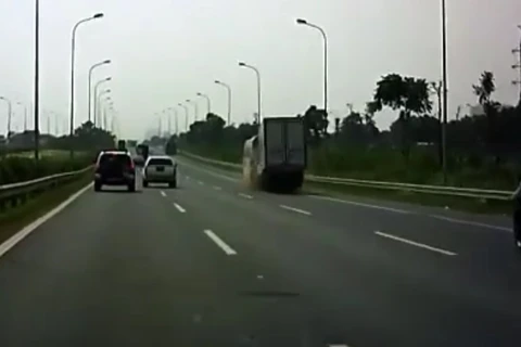 [Video] Xe tải húc xe khách trên Đại lộ Thăng ​Long, tài xế mắc kẹt
