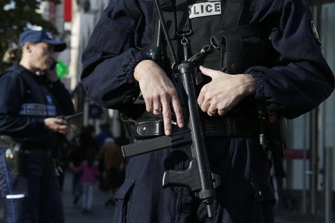 Nước Pháp lại chấn động với vụ kẻ đeo mặt nạ bắt 70 con tin