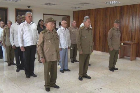 Chủ tịch Cuba Raul Castro tưởng niệm trước tro cốt lãnh tụ Fidel