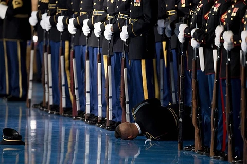 Lính Mỹ bị ngất xỉu trong buổi lễ tiễn biệt Tổng thống Mỹ Obama