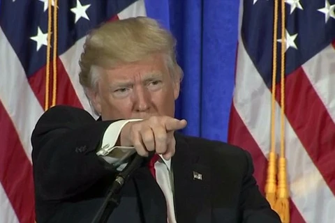 Video Tổng thống đắc cử Mỹ Trump chỉ tay mắng phóng viên CNN