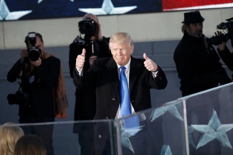 Ông Trump đeo cà vạt sản xuất tại Trung Quốc ở lễ nhậm chức