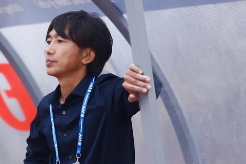 Toshiya Miura chê mặt sân Thanh Hóa trong ngày tái ngộ V-League