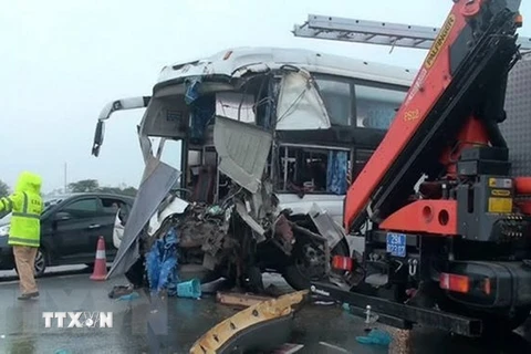 Video xe khách đâm xe cứu hỏa trên cao tốc khiến 1 chiến sĩ tử vong